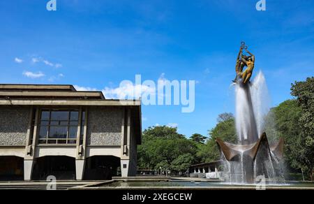 Medellin, Antioquia. Colombie - 13 juin 2024. L'homme créateur d'énergie, sculpture située dans la Cité universitaire de l'Université d'Antioquia Banque D'Images