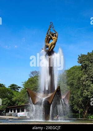 Medellin, Antioquia. Colombie - 13 juin 2024. L'homme créateur de l'énergie est la sculpture la plus représentative de l'Université d'Antioquia Banque D'Images