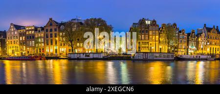 Amsterdam pays-Bas, panorama nocturne sur les gratte-ciel de la ville au bord de l'eau du canal Banque D'Images