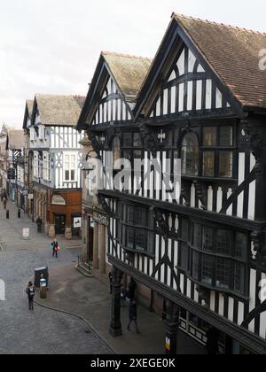 Vue des vieux bâtiments à colombages sur la rue Foregate à Chester prise des murs de la ville Banque D'Images