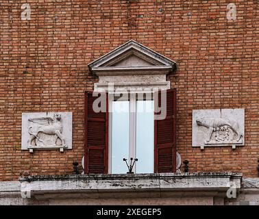 Romulus et Remus sur une façade de maison à Pérouse, Italie Banque D'Images