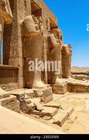 Un portique de colonnes Osiris devant la salle Hypostyle du temple Ramesseum Banque D'Images