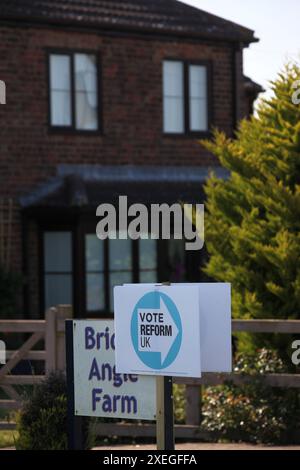 Boston, Angleterre, Royaume-Uni. 26 juin 2024. Une ferme affiche un tableau ''˜vote Reform' à l'extérieur de sa maison. Alors que le chef du parti NIGEL FARAGE rejoint le président du parti RICHARD TICE sur la piste de campagne pour parler du contrat du parti avec le peuple devant un public bondé au Hubberts Bridge Community Centre à Boston, Lincolnshire. La circonscription de Boston et Skegness a obtenu le plus grand vote de Leave du pays avec 75% lors du référendum sur l'UE et RICHARD TICE espère remporter le siège des conservateurs. Malgré un flot constant de commentaires inappropriés de candidats et de travailleurs qui hav Banque D'Images