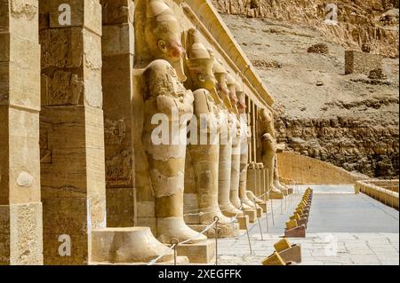 Façade du temple funéraire du pharaon la Reine Hatshepsout avec colonnes et statues d'Osiris à Deir el-Bahari Banque D'Images