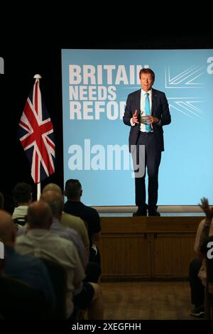 Boston, Angleterre, Royaume-Uni. 27 juin 2024. Le candidat réformiste britannique pour Boston et Skegness RICHARD TICE parle aux partisans depuis la scène dans une salle communautaire bondée. Alors que le chef du parti NIGEL FARAGE rejoint le président du parti RICHARD TICE sur la piste de campagne pour parler du contrat du parti avec le peuple devant un public bondé au Hubberts Bridge Community Centre à Boston, Lincolnshire. La circonscription de Boston et Skegness a obtenu le plus grand vote de Leave du pays avec 75% lors du référendum sur l'UE et RICHARD TICE espère remporter le siège des conservateurs. Malgré un flot constant d'inappro Banque D'Images