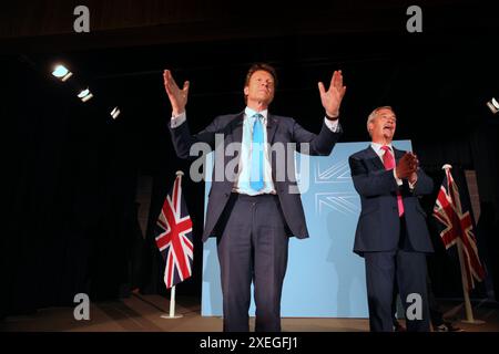 Boston, Angleterre, Royaume-Uni. 27 juin 2024. Le candidat réformiste britannique pour Boston et Skegness RICHARD TICE et le chef du parti NIGEL FARAGE remercient les habitants de leur soutien depuis la scène dans une salle communautaire bondée. Alors que le chef du parti NIGEL FARAGE rejoint le président du parti RICHARD TICE sur la piste de campagne pour parler du contrat du parti avec le peuple devant un public bondé au Hubberts Bridge Community Centre à Boston, Lincolnshire. La circonscription de Boston et Skegness a obtenu le plus grand vote de Leave du pays avec 75% lors du référendum sur l'UE et RICHARD TICE espère remporter le siège des conservateurs Banque D'Images