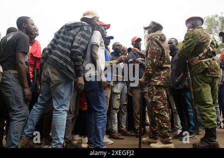 Nairobi, Kenya. 15 août 2022. Des policiers kenyans discutent avec des manifestants lors d’une manifestation contre un projet de loi de finances à Nairobi, Kenya, jeudi 27 juin 2024. Un projet de loi de finances proposé par le président William Ruto a déclenché des semaines de manifestations au Kenya qui ont atteint un sommet violent mardi, lorsque 22 personnes ont été tuées, selon la Commission nationale des droits de l'homme du Kenya. Photo de Dennis Ochieng/UPI crédit : UPI/Alamy Live News Banque D'Images