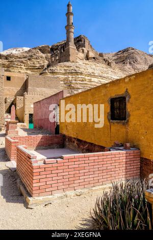 Les ruines du mausolée et de la mosquée de Shahin Al-Khalwati sur la montagne Mokattam, surplombant la ville des morts et le Caire Banque D'Images