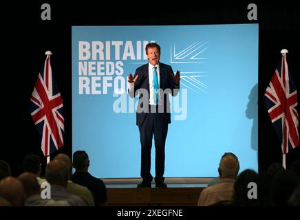 Boston, Angleterre, Royaume-Uni. 27 juin 2024. Le candidat réformiste britannique pour Boston et Skegness RICHARD TICE parle aux partisans depuis la scène dans une salle communautaire bondée. Alors que le chef du parti NIGEL FARAGE rejoint le président du parti RICHARD TICE sur la piste de campagne pour parler du contrat du parti avec le peuple devant un public bondé au Hubberts Bridge Community Centre à Boston, Lincolnshire. La circonscription de Boston et Skegness a obtenu le plus grand vote de Leave du pays avec 75% lors du référendum sur l'UE et RICHARD TICE espère remporter le siège des conservateurs. Malgré un flot constant d'inappro Banque D'Images