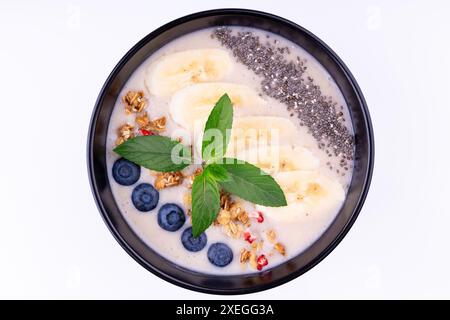 Chia pudding banane yogourt décoré avec des tranches de bananes mûres et arachides Banque D'Images