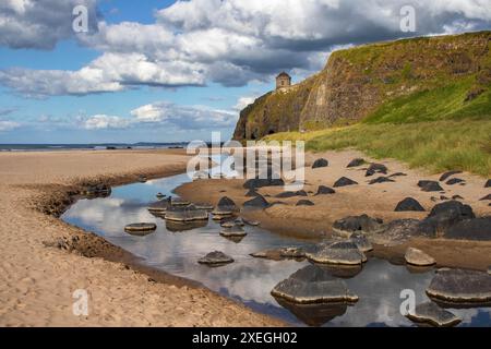 Temple Mussenden, perché au bord de falaises surplombant l'océan Atlantique et Downhill Strand en Irlande du Nord Banque D'Images