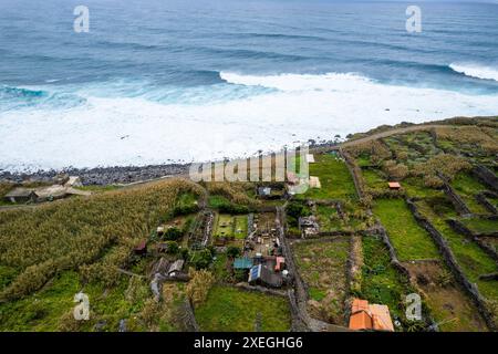 Achadas da Cruz, Madère, Portugal. Le petit village côtier avec le téléphérique le plus raide d'Europe. Vue aérienne par drone Banque D'Images