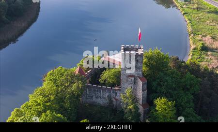 Château médiéval Tropsztyn sur la rivière Dunajec dans la petite Pologne. Vue aérienne par drone Banque D'Images