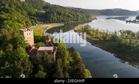 Château médiéval Tropsztyn sur la rivière Dunajec dans la petite Pologne. Vue aérienne par drone Banque D'Images