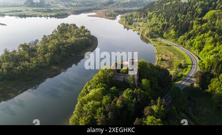 Château médiéval Tropsztyn sur la rivière Dunajec dans la petite Pologne. Vue aérienne par drone Banque D'Images