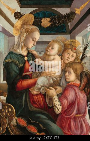 Peinture du XVe siècle de la Vierge et de l'enfant avec des anges par le peintre italien Sandro Botticelli 1465 retouchée art médiéval chef-d'œuvre peinture religieuse. Une scène sereine représente une femme tenant un enfant, entourée de deux autres personnages. Le décor présente des vêtements riches et détaillés et un intérieur orné. La composition est harmonieuse avec un sentiment de vénération. Vierge Marie tenant l'enfant Jésus Banque D'Images