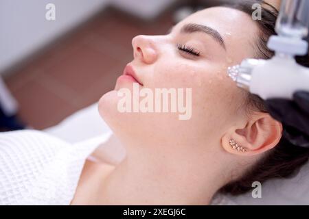 Traitement de gaz liquide rajeunissant pour le visage. Opération de nettoyage de la peau Hydro air Banque D'Images
