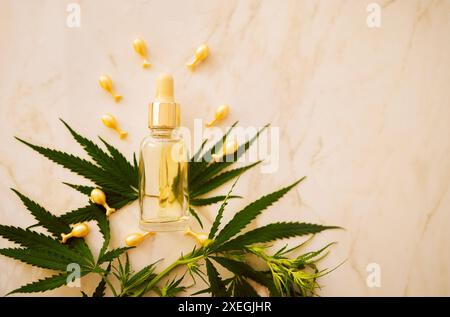 Produit cosmétique de bouteille Mockup avec des feuilles de cannabis sur fond beige Banque D'Images