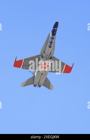 Équipe de démonstration CF18 volant sur fond de ciel bleu, fière de représenter le Canada au Bagotville Air Show, entrée gratuite Banque D'Images