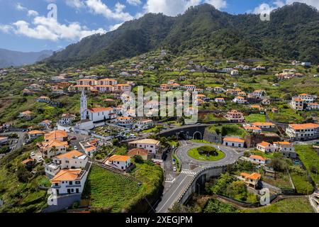 Paysage urbain du petit village de Faial dans l'île de Madère, Portugal. Vue aérienne par drone. Banque D'Images