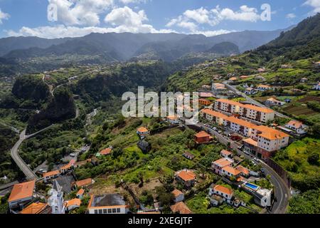 Paysage urbain du petit village de Faial dans l'île de Madère, Portugal. Vue aérienne par drone. Banque D'Images