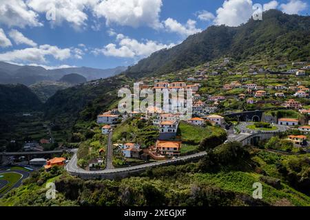 Paysage urbain du petit village de Faial dans l'île de Madère, Portugal. Vue aérienne par drone. Banque D'Images