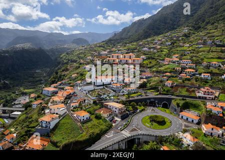 Paysage urbain du petit village de Faial dans l'île de Madère, Portugal. Vue aérienne par drone. Banque D'Images