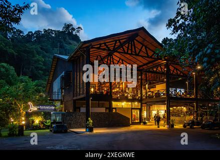 Spectaculaire Bornéo Rainforest Lodge au crépuscule. Vallée de Danum, Sabah, Bornéo, Malaisie. Banque D'Images
