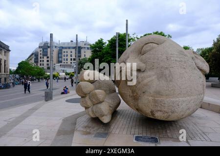 La statue d'écoute de l'artiste français Henri de Miller (1953-1999) exposée dans les Halles.Paris.France Banque D'Images