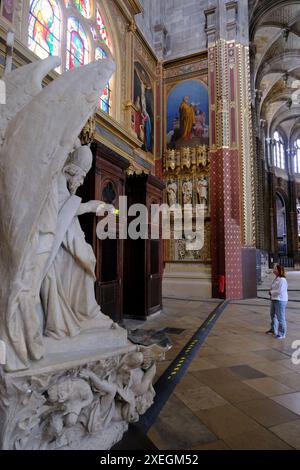 La statue du pape Alexandre II (Eugène Bion : 1834) à l'intérieur de l'église Saint-Eustache dans les Halles.Paris.France Banque D'Images