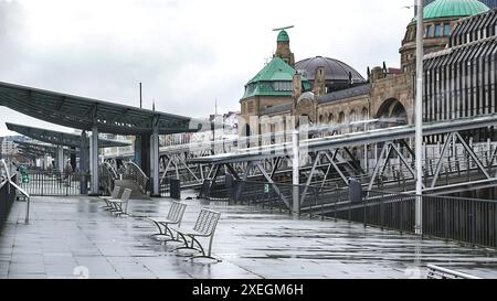 Die. Pauli-Landungsbrücken in Hamburg sind eine große Anlegestelle für Fahrgastschiffe am Hamburger Hafen. Banque D'Images