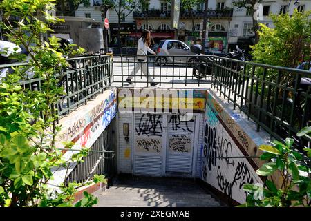 Graffitis entrée couverte de la station de métro Saint-Martin abandonnée par le boulevard Saint-Martin et la rue René Boulanger.Paris.France Banque D'Images