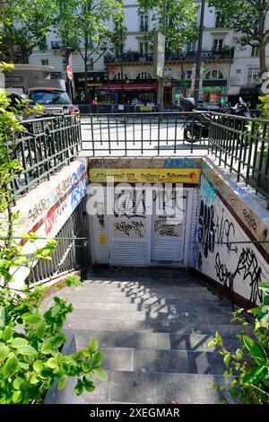 Graffitis entrée couverte de la station de métro Saint-Martin abandonnée par le boulevard Saint-Martin et la rue René Boulanger.Paris.France Banque D'Images