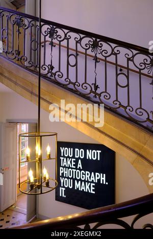 La vue intérieure et l'escalier central de la Maison européenne de la photographie avec le signe vous ne prenez pas de photographie. Vous y parvenez. Dans l'ancien hôtel Henault de Cantobre du XVIIIe siècle au Marais.Paris.France Banque D'Images