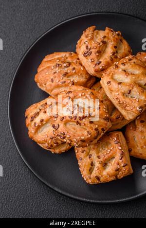 Délicieuses mini-bouffées croustillantes avec saucisse ou viande avec sel, thym et sésame Banque D'Images