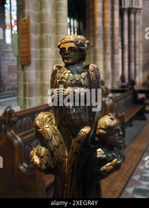 Sculpture médiévale d'ange au bout d'un banc de chœur dans la cathédrale de Chester Banque D'Images