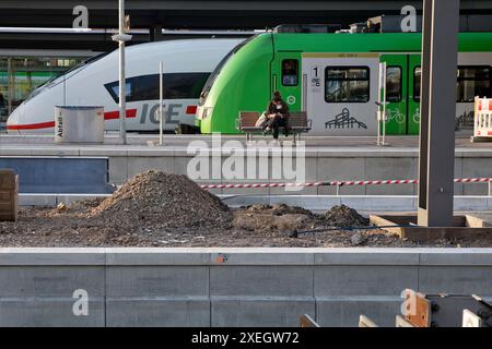 Chantier de construction à la gare principale de Dortmund, voyageurs devant le train régional et Intercity Banque D'Images