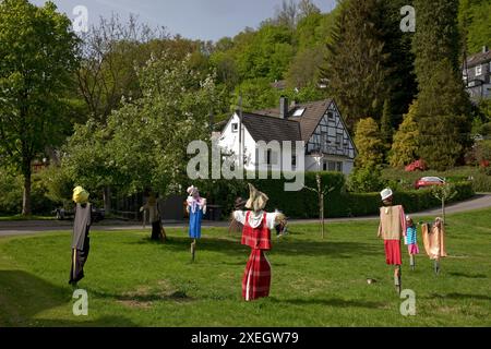 Épouvantails à l'église évangélique d'Unterburg, Solingen, Bergisches Land, Allemagne, Europe Banque D'Images