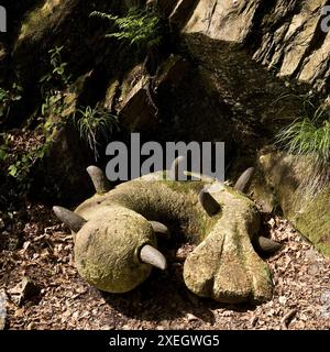 Créatures endormies dans le Muengstener Brueckenpark, Solingen, Bergisches Land, Allemagne, Europe Banque D'Images