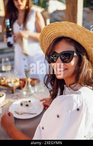 Délicieux dessert sucré sur une assiette en porcelaine blanche. Meringue aux myrtilles se trouve devant une femme Banque D'Images