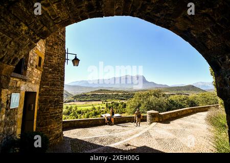 Pont au-dessus de la rivière, photo en arrière-plan , à ainsa sobrarbe , province de huesca aragon Banque D'Images