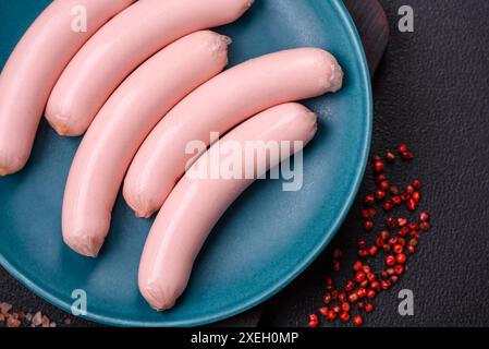 Délicieuse saucisse végétarienne fraîche ou saucisse à base de tofu protéiné végétal ou de seitan Banque D'Images