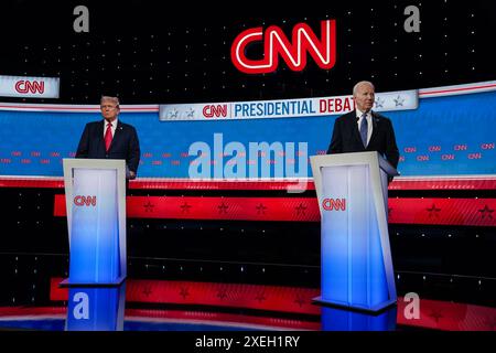Atlanta, États-Unis. 27 juin 2024. Le président Joe Biden et l’ancien président Donald Trump se tiennent sur scène alors que CNN organise un débat électoral à Atlanta, en Géorgie, le jeudi 27 juin 2024. Le débat aura lieu dans les studios CNN d'Atlanta avec Jake Tapper et Dana Bash comme modérateurs. Photo par Elijah nouvel/UPI crédit : UPI/Alamy Live News Banque D'Images