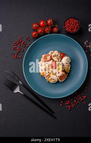 Délicieuse salade fraîche avec poulet, œufs de caille, tomates cerises, laitue Banque D'Images