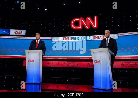 Atlanta, États-Unis. 27 juin 2024. Le président Joe Biden et l’ancien président Donald Trump se tiennent sur scène alors que CNN organise un débat électoral à Atlanta, en Géorgie, le jeudi 27 juin 2024. Le débat aura lieu dans les studios CNN d'Atlanta avec Jake Tapper et Dana Bash comme modérateurs. Photo par Elijah nouvel/UPI crédit : UPI/Alamy Live News Banque D'Images