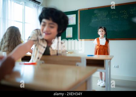 Enfants avec des activités de présentation en classe devant la salle de classe Banque D'Images