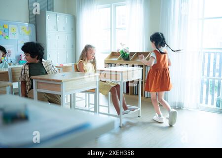 Enfants avec des activités de présentation en classe devant la salle de classe Banque D'Images