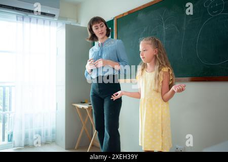 Enfants avec des activités de présentation en classe devant la salle de classe Banque D'Images