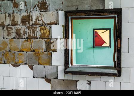 Ouverture de fenêtre colorée sur le mur de béton rouillé Grunge avec des carreaux carrés blancs vieux brisés Banque D'Images