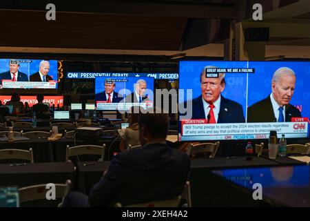 Atlanta, États-Unis. 27 juin 2024. Le débat présidentiel entre le président Joe Biden et l’ancien président Donald Trump est projeté sur les écrans du centre des médias d’Atlanta, en Géorgie, le jeudi 27 juin 2024. Photo par Elijah nouvel/UPI crédit : UPI/Alamy Live News Banque D'Images